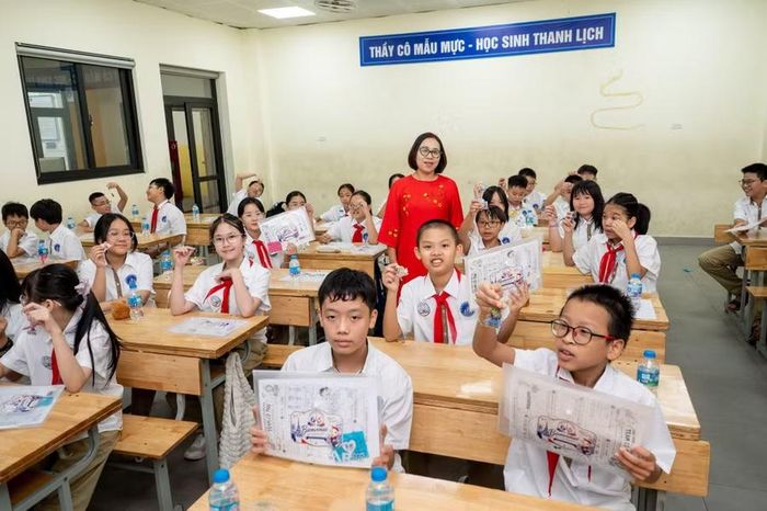 Cô trò lớp 6, Trường THCS Nguyễn Trường Tộ, phường Ô Chợ Dừa, Hà Nội chuẩn bị chào đón năm học mới 2026-2027. Ảnh: Đình Tuệ.