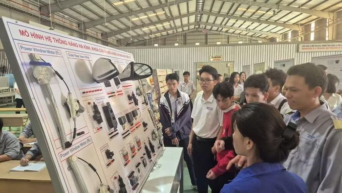 Trường Cao đẳng THACO tổ chức chương trình trải nghiệm hướng nghiệp cho học sinh phổ thông.