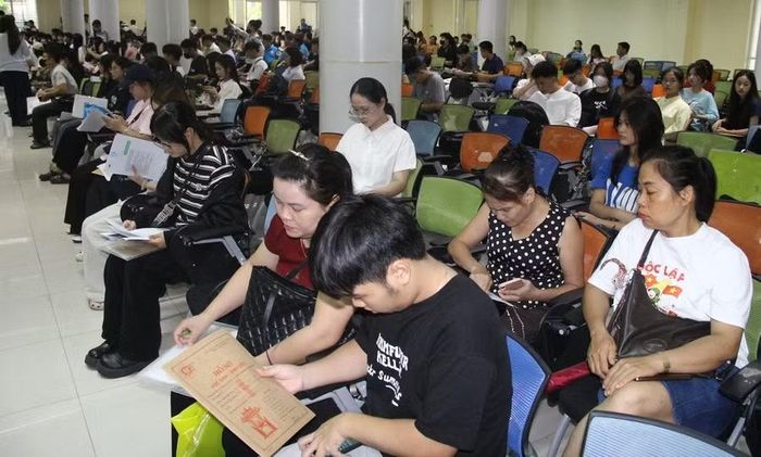 Tân sinh viên xếp hàng chờ đến lượt làm thủ tục nhập học
