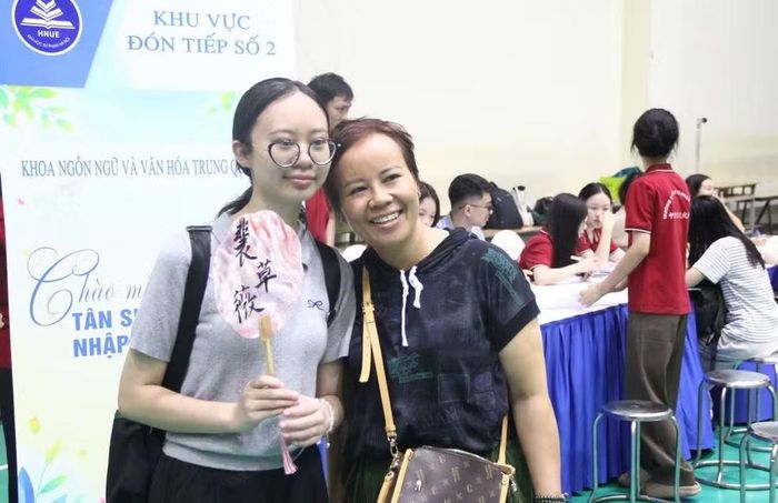 Lưu lại kỷ niệm ngày đầu tiên chính thức trở thành tân sinh viên Trường Đại học Sư phạm Hà Nội.