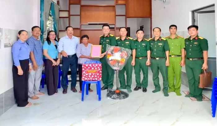 Đại diện chính quyền địa phương và Lữ đoàn 416 tặng quà cho gia đình.