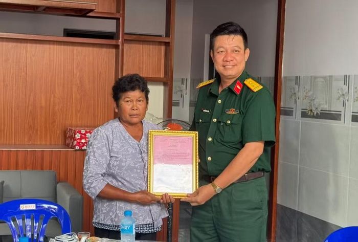 Trao Quyết định tặng nhà tình nghĩa cho gia đình bà Neáng Sa Rôme.