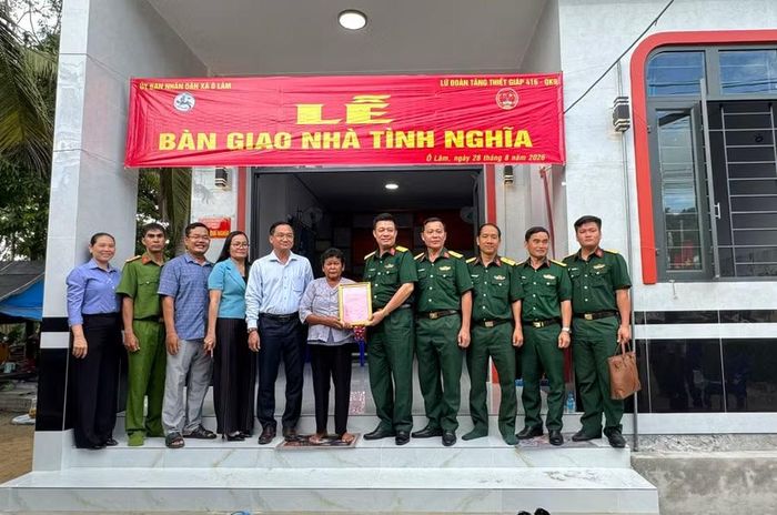 Lữ đoàn 416 trao nhà tình nghĩa cho thân nhân liệt sĩ xã Ô Lâm, tỉnh An Giang.