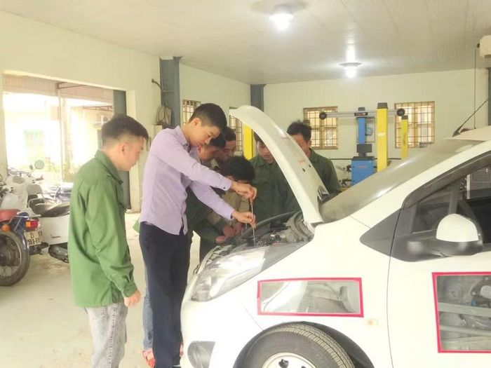Học viên học nghề sửa chữa ô tô. (Ảnh: Phạm Hoan)