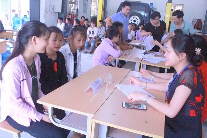 Hoạt động tư vấn nghề nghiệp cho học sinh vùng nông thôn. (Ảnh: Phạm Hoan)