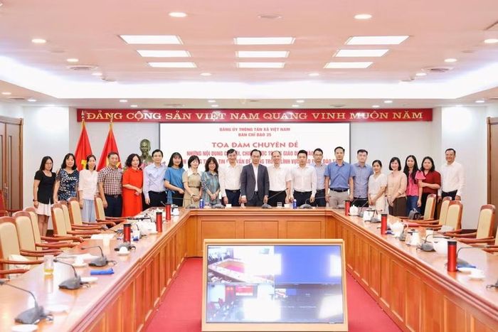 Các đại biểu tham dự tọa đàm.