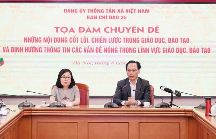 Bộ trưởng Hoàng Minh Sơn và Phó Tổng giám đốc Thông tấn xã Việt Nam Đoàn Thị Tuyết Nhung tại tọa đàm.