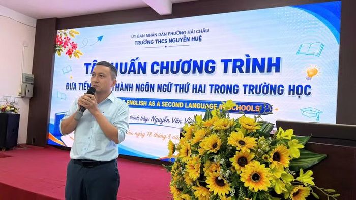 Thầy Nguyễn Văn Việt - Tổ trưởng Tổ Ngoại ngữ trình bày các hướng hỗ trợ giáo viên bộ môn trong thí điểm dạy - học bằng Tiếng Anh.