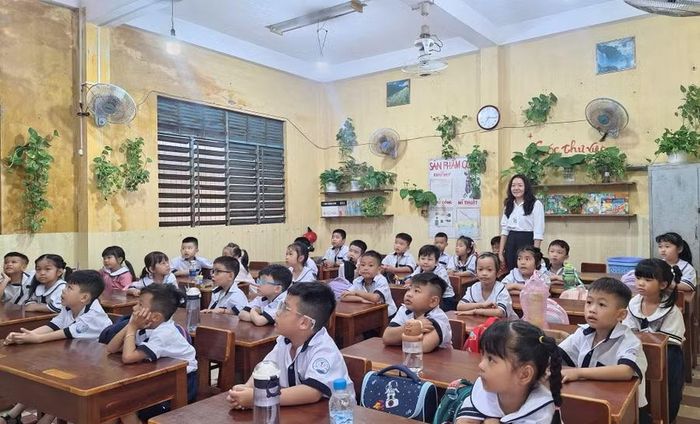 Giáo viên Trường Tiểu học Phú Hòa (xã Phú Hòa, tỉnh An Giang) sinh hoạt nội quy trường, lớp và nền nếp học tập cho học sinh.