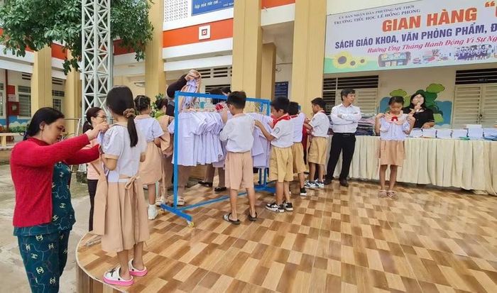 "Gian hàng 0 đồng - Tiếp bước đến trường" tại Trường Tiểu học Lê Hồng Phong (phường Mỹ Thới, tỉnh An Giang).