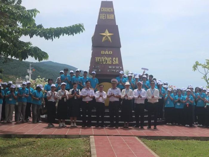 Sinh viên tham gia chương trình “Giáo dục biển, đảo quê hương năm 2026” tại Lữ đoàn 161, Bộ Tư lệnh Vùng 3 Hải quân.