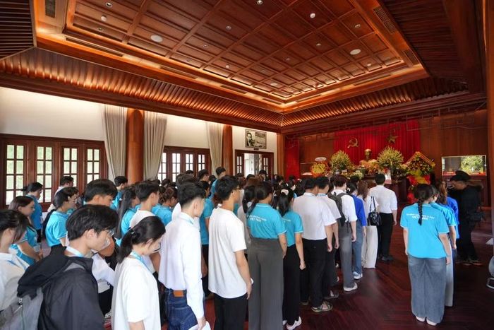 Sinh viên dâng hương tại Bảo tàng Hồ Chí Minh.