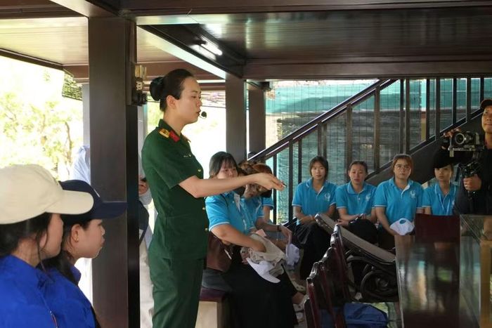 Nghe thuyết trình về các hiện vật tại Bảo tàng Hồ Chí Minh.