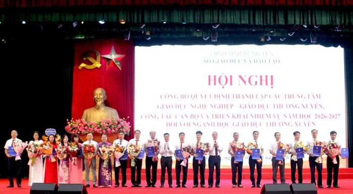 Lãnh đạo Sở GD&ĐT tỉnh Hưng Yên trao các quyết định về công tác cán bộ.