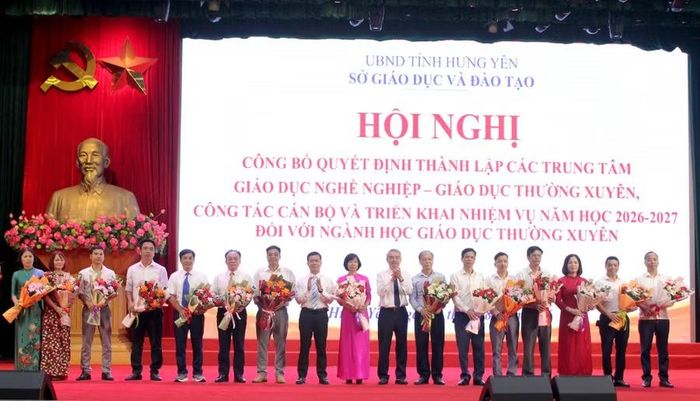 Lãnh đạo Sở GD&ĐT tỉnh Hưng Yên tặng hoa tri ân cán bộ các trung tâm GDNN-GDTX không tiếp tục làm công tác quản lý sau sáp nhập.