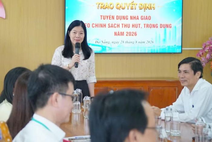 Bà Lê Thị Bích Thuận, Giám đốc Sở GD&ĐT Đà Nẵng phát biểu tại lễ trao quyết định tuyển dụng nhà giáo.