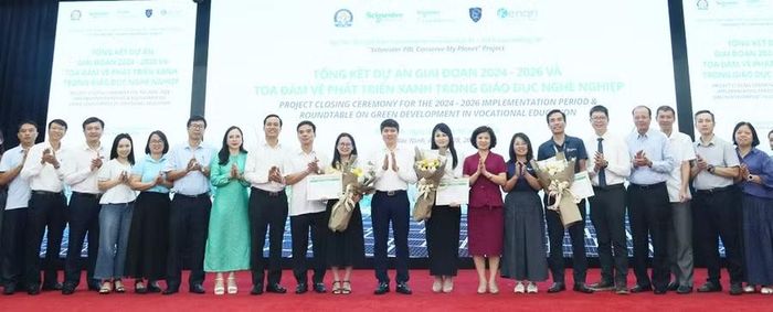 Các đại biểu chụp ảnh lưu niệm tại chương trình.