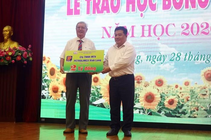 Lãnh đạo Công ty TNHH MTV PETROLIMEX Vĩnh Long trao bảng tượng trưng đóng góp 2 tỷ đồng cho Hội Bảo trợ Bệnh nhân nghèo tỉnh Vĩnh Long.