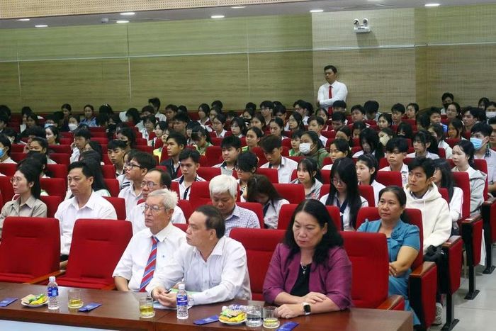 Đại biểu và học sinh tham dự buổi lễ.