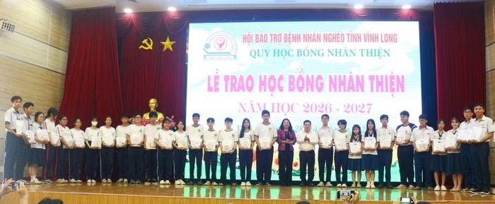 Bà Nguyễn Thị Bé Mười trao học bổng cho học sinh.