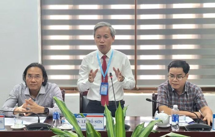 TS Lê Hồ Sơn, Hiệu trưởng Trường ĐH Sư phạm Huế (đứng) phát biểu và cảm ơn Giáo sư Trần Thanh Vân cùng Tổ chức Gặp gỡ Việt Nam đã giúp đỡ nhà trường thời gian dài vừa qua.
