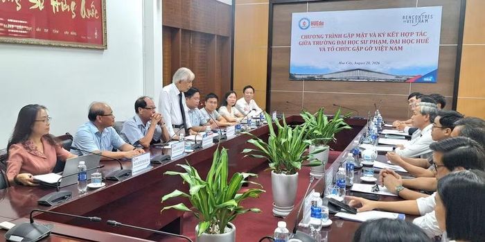 Chương trình gặp mặt và ký kết hợp tác giữa Trường ĐH Sư phạm Huế và Tổ chức Gặp gỡ Việt Nam.