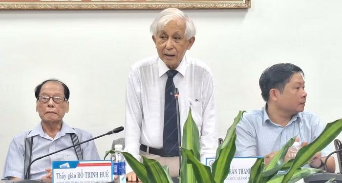 Giáo sư Trần Thanh Vân - người sáng lập Tổ chức Gặp gỡ Việt Nam (đứng) phát biểu tại buổi làm việc.