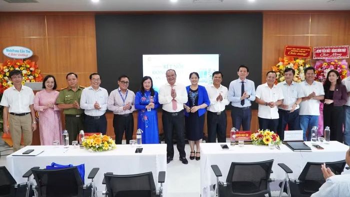 Đại diện nhà trường cùng các đại biểu chụp ảnh lưu niệm.