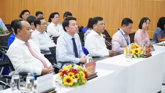 Các đại biểu tham dự chương trình.