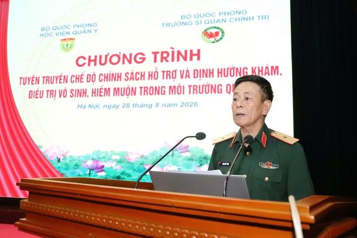 Thiếu tướng, PGS, TS Đinh Quốc Triệu Phó Hiệu trưởng Trường sĩ quan Chính trị phát biểu tại chương trình.