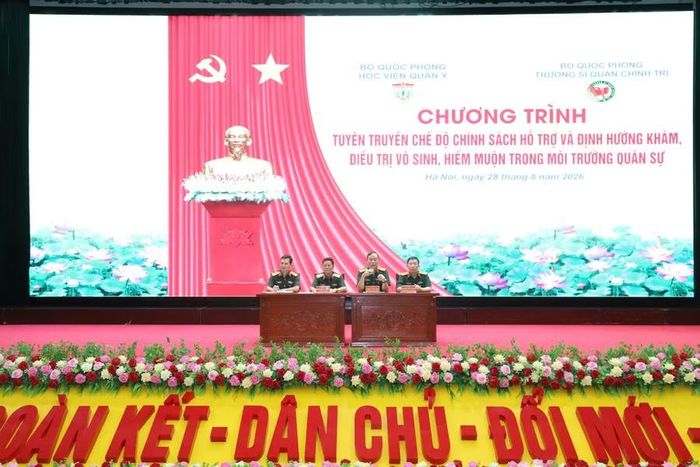 Các đại biểu giải đáp các vấn đề liên quan đến chế độ, chính sách hỗ trợ khám và điều trị vô sinh, hiếm muộn.