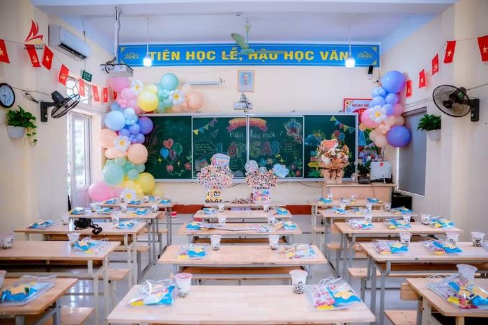 Nhiều phần quà được chuẩn bị sẵn trên từng bàn học, tạo niềm vui bất ngờ cho học sinh trong ngày đầu đến trường.
