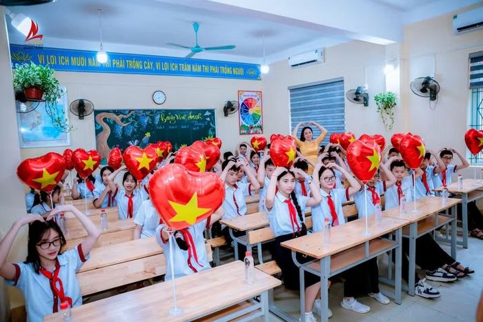 Học sinh hào hứng tham gia hoạt động tập thể trong lớp học, tạo không khí vui tươi, sôi nổi.