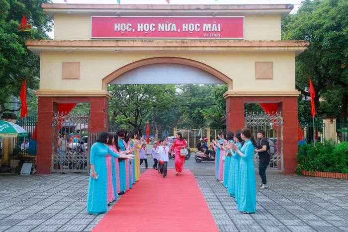 Thầy cô chào đón các em học sinh lớp 6 trong ngày đầu tiên đến trường.