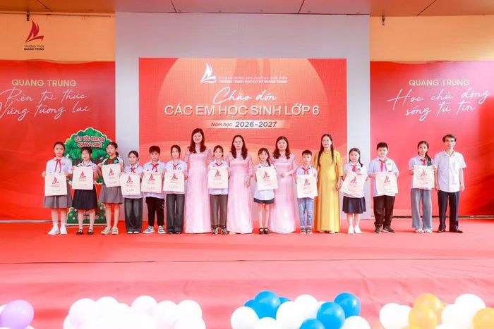 Thầy cô Ban giám hiệu trao tặng những phần quà ý nghĩa cho các em.