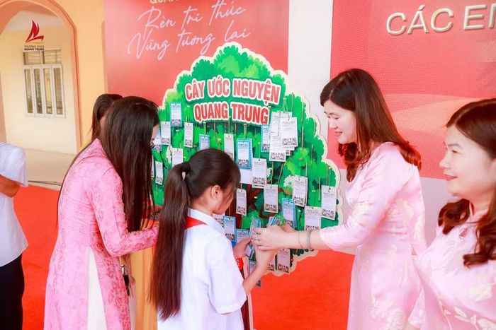 Điểm nhấn của chương trình là hoạt động viết điều ước, ước mơ và treo lên “Cây nguyện ước”.