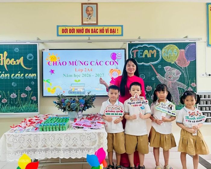 Cô giáo Trần Thị Hoa cùng các con học sinh ngày tựu trường. (Ảnh: Nguyệt Anh)