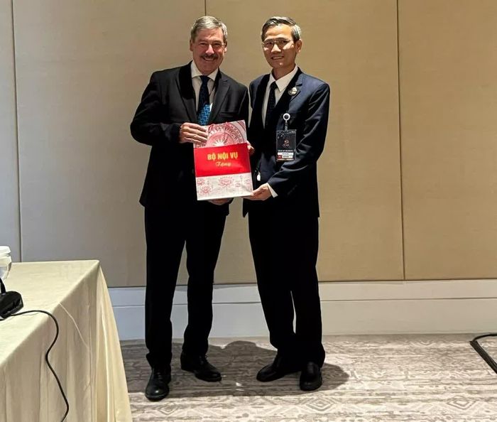 Thứ trưởng Cao Huy và Phó Tổng Thư ký OECD František Ruzicka. (Ảnh: Chu Văn)