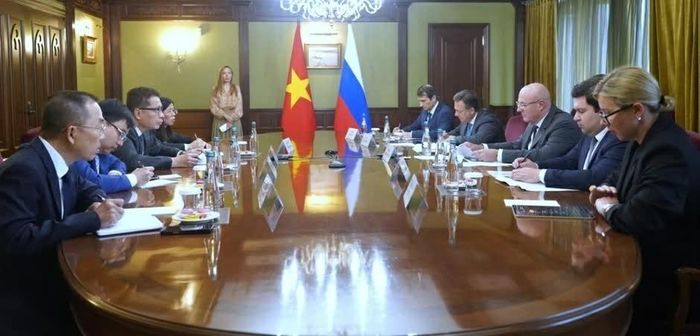 Đại sứ Việt Nam tại Liên bang Nga Đặng Minh Khôi gặp và làm việc với Phó Thủ tướng Liên bang Nga Dmitry Chernyshenko. (Nguồn: Đại sứ quán Việt Nam tại Nga)