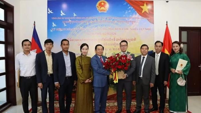 Đại diện chính quyền các tỉnh Tây Bắc Campuchia gửi những lời chúc mừng tốt đẹp nhất nhân dịp Quốc khánh 2/9 tới lãnh đạo Đảng, Nhà nước và nhân dân Việt Nam. (Nguồn: Tổng Lãnh sự quán Việt Nam tại Battambang)