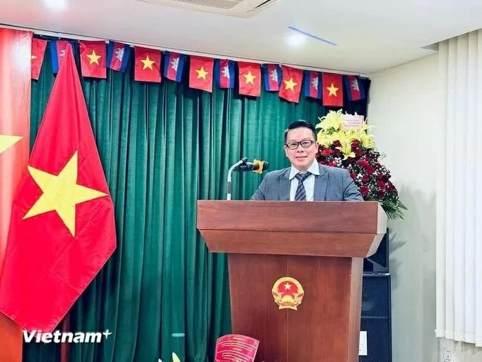 Tổng Lãnh sự Việt Nam tại Battambang Trần Tuấn Anh phát biểu tại buổi lễ. (Nguồn: TTXVN)