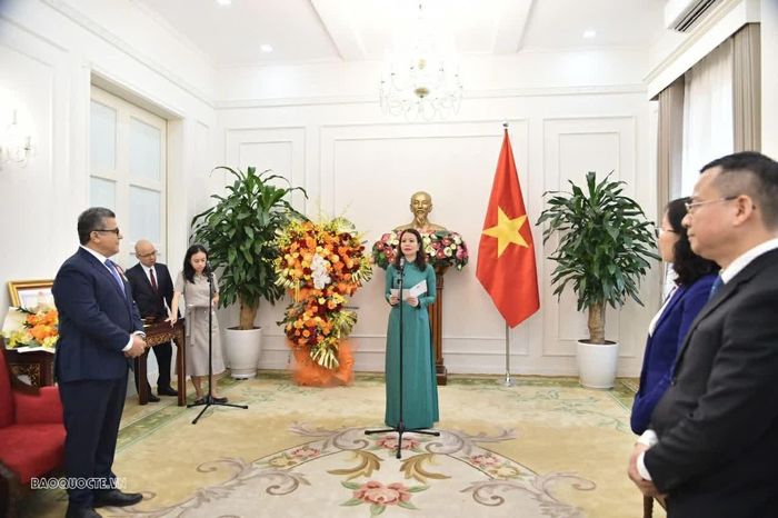 Thứ trưởng Nguyễn Minh Hằng phát biểu chúc mừng Đại sứ Saadi Mohamed Hasan Salama. (Ảnh: Quang Hòa)