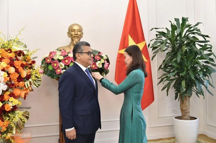 Thứ trưởng Nguyễn Minh Hằng trân trọng trao Huân chương Hữu nghị cho Đại sứ Saadi Mohamed Hasan Salama, bày tỏ mong muốn Đại sứ tiếp tục vun đắp cho quan hệ hữu nghị truyền thống Việt Nam - Palestine. (Ảnh: Quang Hòa)
