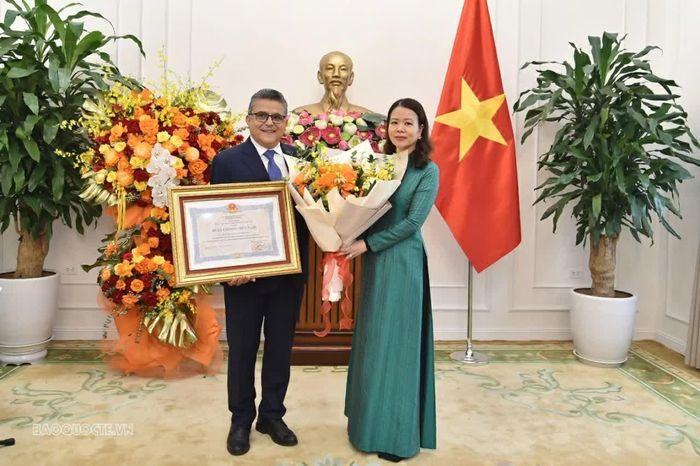 Thứ trưởng Bộ Ngoại giao Nguyễn Minh Hằng trao tặng Huân chương Hữu nghị của Chủ tịch nước Cộng hòa xã hội chủ nghĩa Việt Nam cho Đại sứ Saadi Mohamed Hasan Salama (Ảnh: Quang Hòa)