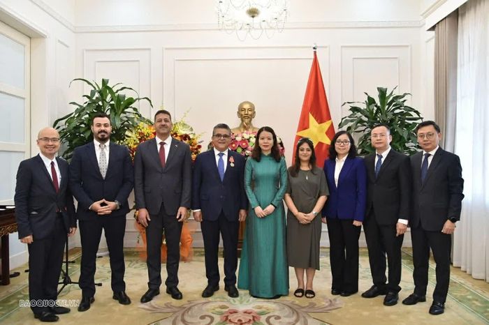 Thứ trưởng Bộ Ngoại giao Nguyễn Minh Hằng, Đại sứ Saadi Mohamed Hasan Salama cùng đoàn đại biểu chụp ảnh lưu niệm. (Ảnh: Quang Hòa)