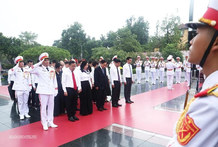 Đoàn Bộ Ngoại giao đến Đài tưởng niệm các Anh hùng Liệt sĩ trên đường Bắc Sơn, thành kính dâng hương, đặt vòng hoa tưởng niệm các Anh hùng Liệt sĩ. (Ảnh: Thành Long)