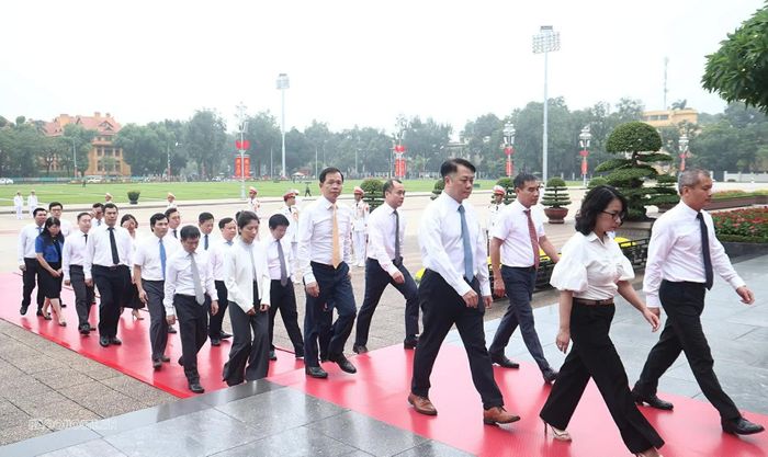 Đoàn Bộ Ngoại giao thành kính vào Lăng viếng Chủ tịch Hồ Chí Minh. (Ảnh: Thành Long)