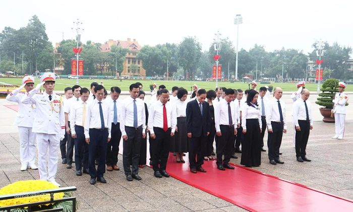 Đoàn Bộ Ngoại giao dành phút mặc niệm, thành kính tưởng nhớ Chủ tịch Hồ Chí Minh. (Ảnh: Thành Long)