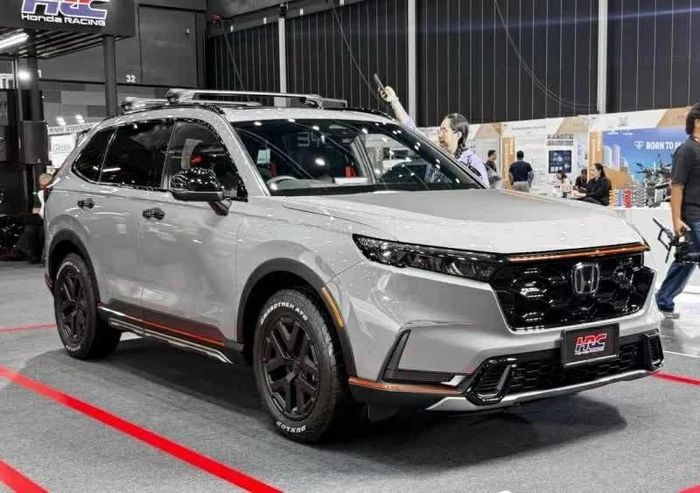 Honda CR-V TrailSport HRC vừa xuất hiện tại Bangkok Auto Salon 2026 sở hữu loạt chi tiết thiên về hình ảnh việt dã.