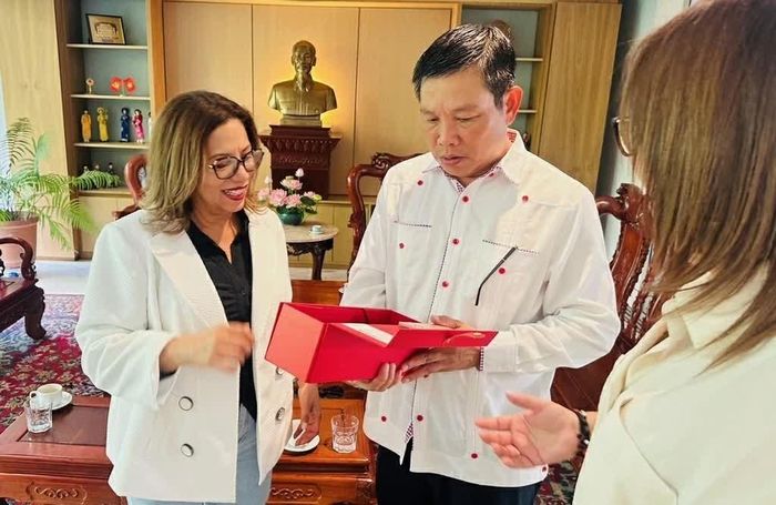 Bà Tania Diaz tặng quà lưu niệm cho Đại sứ Vũ Trung Mỹ. (Nguồn: Đại sứ quán Việt Nam tại Venezuela)